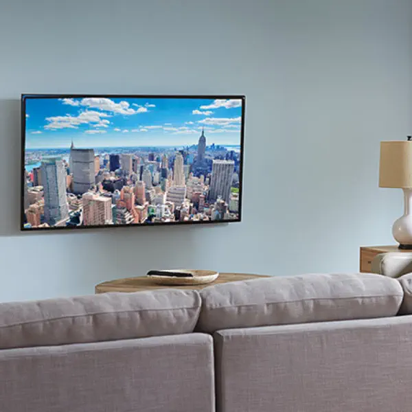 Televisor montado en una sala moderna