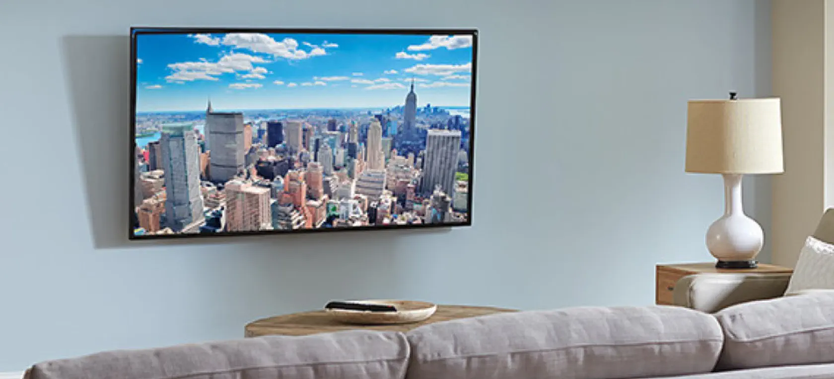 Televisor instalado profesionalmente en la pared de una sala